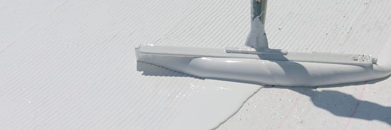 Application d'une membrane liquide d'etancheite au racloir sur une surface
